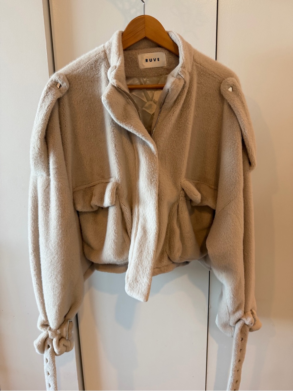 Ruve Plush Zip-Front Jacket in Cream - O/S - Oversized - Medium